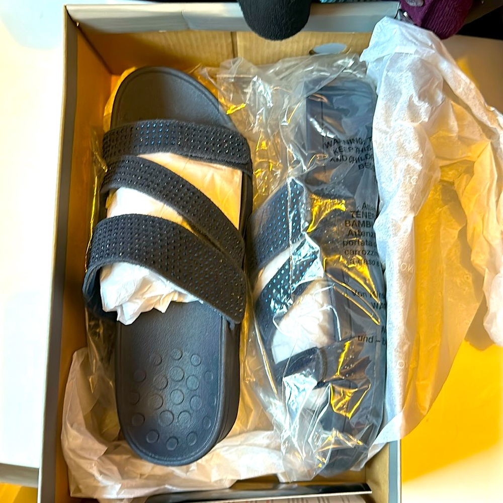 Vionic navy sandals